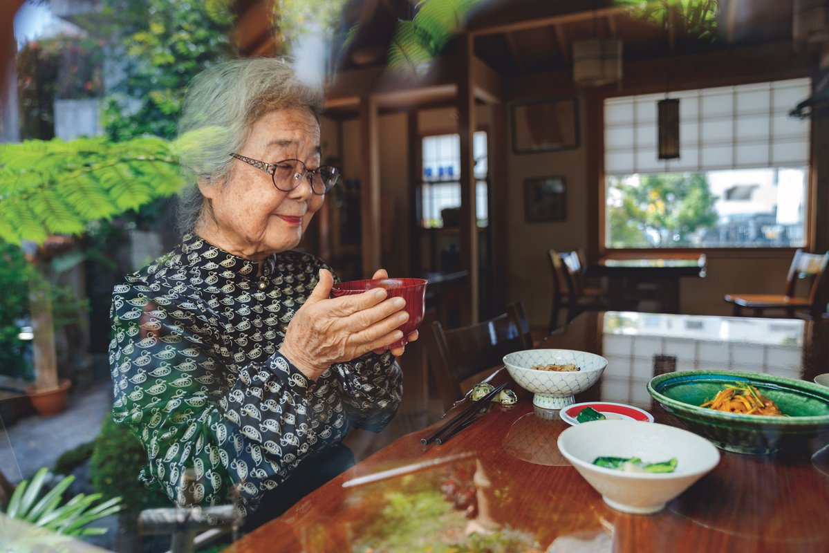 Время долголетия. Долголетие японцы Окинава. Окинава Япония долгожители. Остров Окинава Япония долгожители. Деревня долгожителей в Японии Окинава.