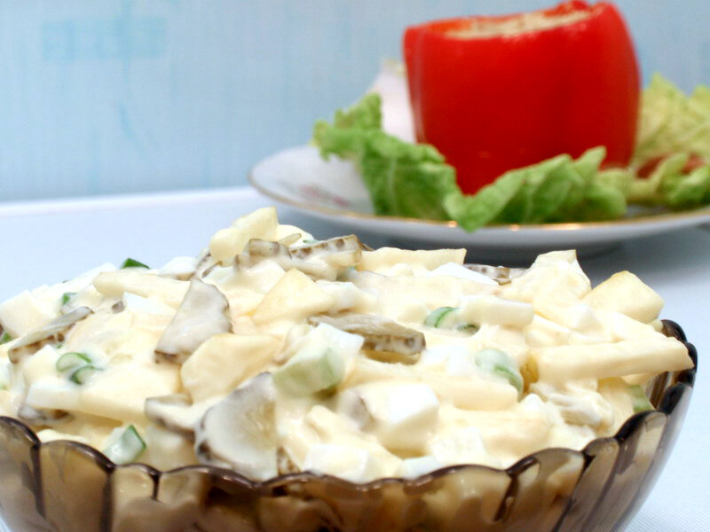 Салат «Выдумка» с яблоками и маринованными огурцами