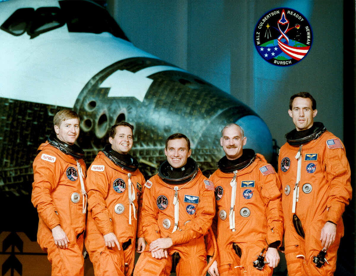 Экипаж корабля STS-51.  Неподготовленному любителю сложно на вскидку определить во что одет экипаж Шаттла - ВКК или скафандр т.к. защитные комбинезоны очень похожи, но стоит взглянуть на рукава, как сразу все встает на свои места: в Launch Entry Suit отсутствуют гермокольца гермоперчаток. Фото из открытых источников интернета яндекс-фото