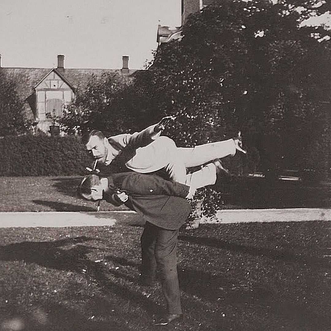 Император Николай II дурачится с друзьями на фотографиях 1899 года 