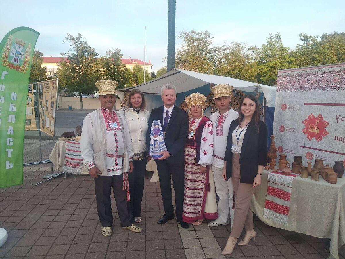 Сёння адкрылася юбілейнае музычнае свята, прысвечанае Году народнага адзінства. На сцэнічных пляцоўках г. Маладзечна выступілі таленавітыя выканаўцы, паэты, музыканты і кампазітары. Цэнтральнай падзеяй фестывалю стаў Нацыянальны конкурс маладых выканаўцаў беларускай эстраднай песні, мастацкім кіраўніком якога з'яўляецца народны артыст Рэспублікі Беларусь Міхаіл Фінберг. У конкурснай праграме фестывалю прынялі ўдзел салісты Гомельскай абласной філармоніі Таццяна Прахарэнка і Анастасія Саляная. У рамках фестывалю 12 чэрвеня 2021 года на сцэнічнай пляцоўцы цэнтральнай плошчы г. Маладзечна Гомельскую вобласць прадставіў народны ансамбль народнай песні “Жытніца” ДУК “Жыткавіцкі гарадскі цэнтр культуры” (кіраўнік Еўлаш Т.А.).