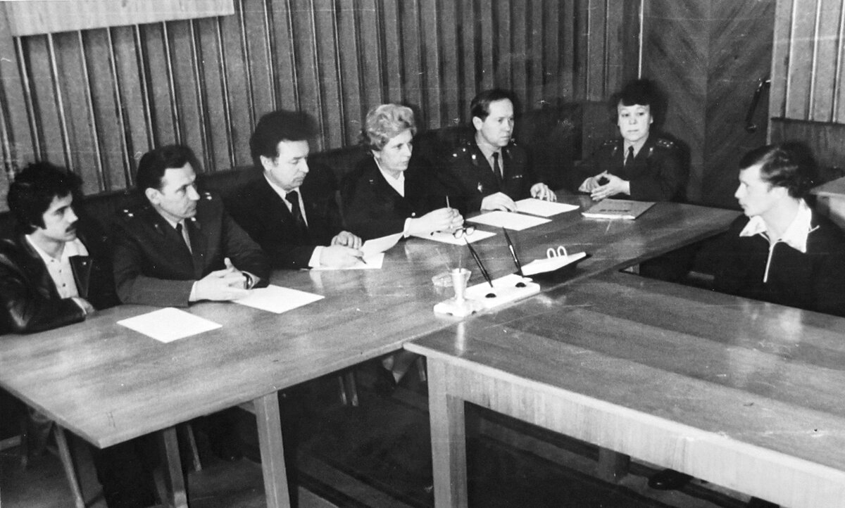 В советской милиции на каждого возвратившегося из армии деревенского паренька развёртывалась настоящая охота! Столь пристальное внимание к своей персоне часто предопределяло его дальнейший выбор. На фото: кандидат на службу перед строгой отборочной комиссией ГК КПСС. 1978 год. Фото из личного архива автора.