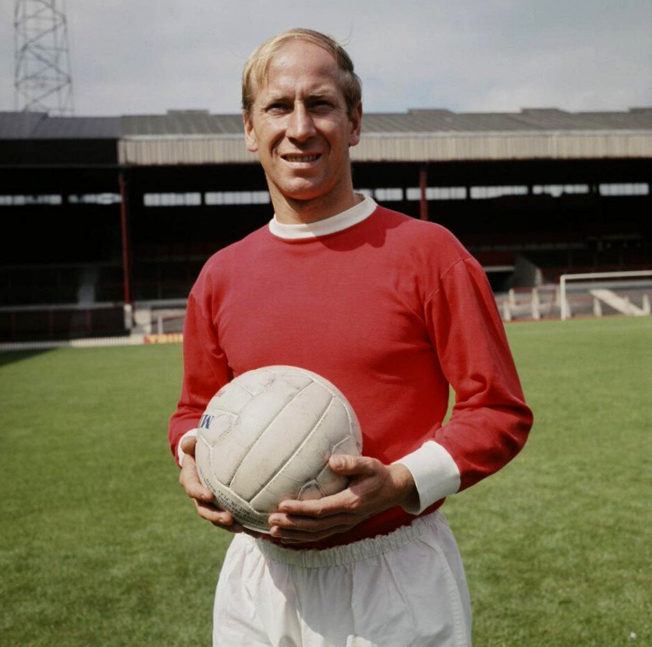 Роберт Чарльтон более известный как Бобби Чарльтон - английский футболист, чемпион мира в составе сборной Англии и обладатель «Золотого мяча» 1966 года. Большую часть карьеры провёл за «Манчестер Юнайтед», в котором был капитаном.