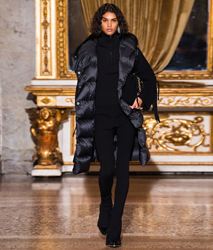 Пуховик с пуговицами смотрится гораздо интереснее на фоне своих "братьев" на молнии. Фото из открытых источников