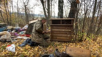 Обнаружил в лесу запертый старинный комод. Решил вскрыть его.