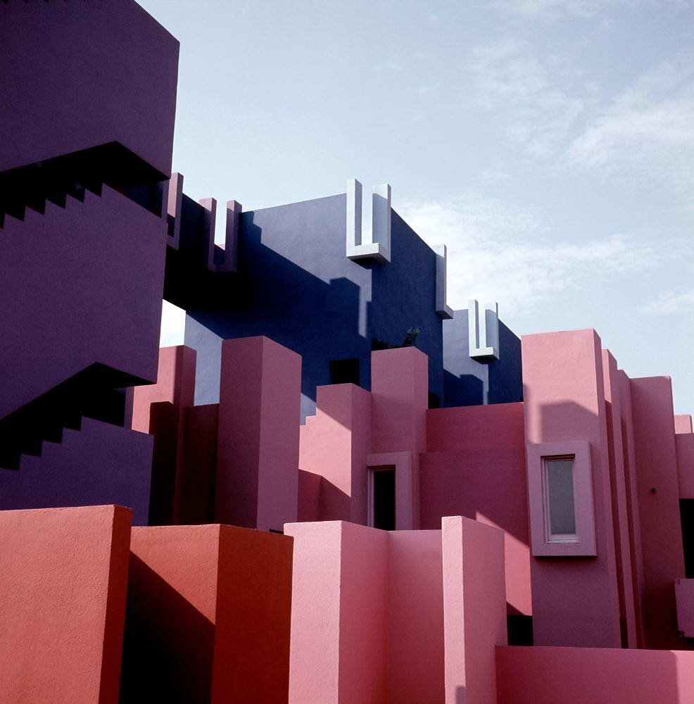 Красная Стена (La Muralla Roja). Архитектура: Ricardo Bofill. Строительство: 1968