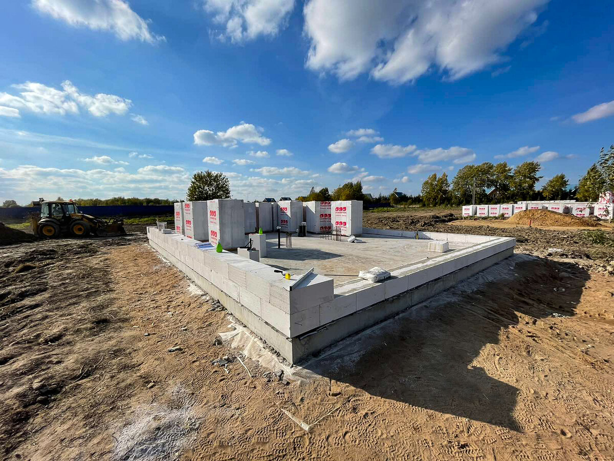 Монолит-Хаус. Возведение стен дома в коттеджном поселке