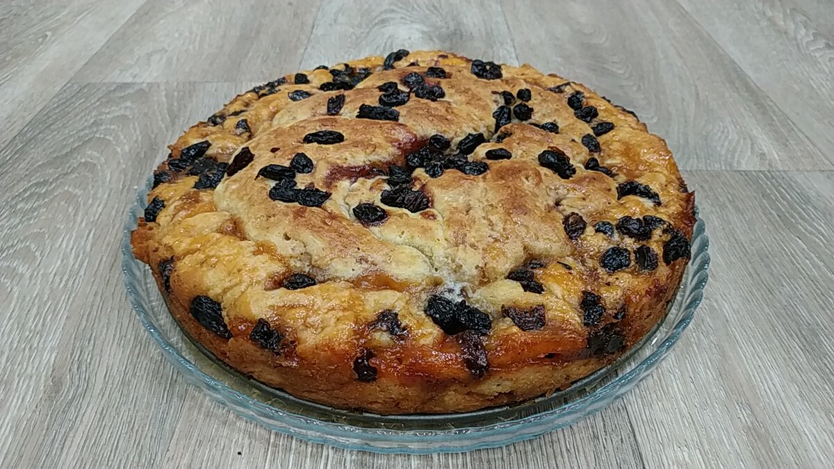 Пирог с творогом и изюмом в духовке