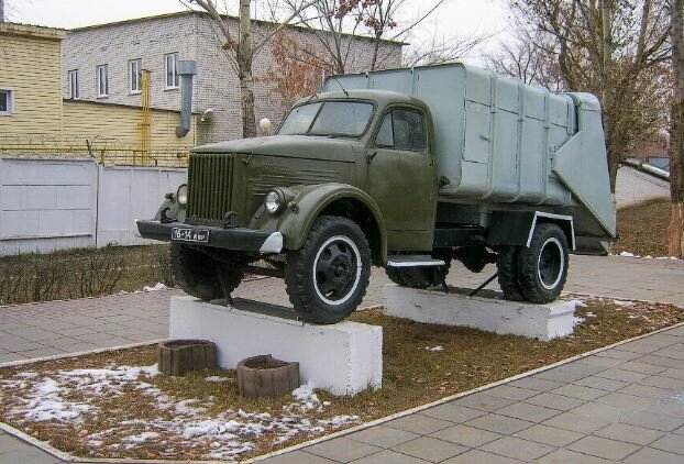 Памятник мусоровозу в Воронеже.