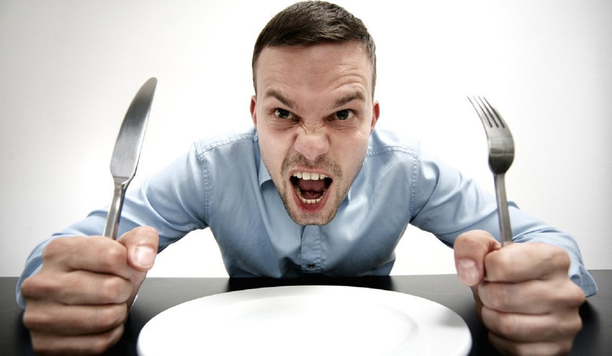 Голод — естественный сигнал вашего тела, что ему нужно больше еды. Когда вы голодны, желудок может «урчать», может болеть голова, возникает раздражительность или снижается сосредоточенность.