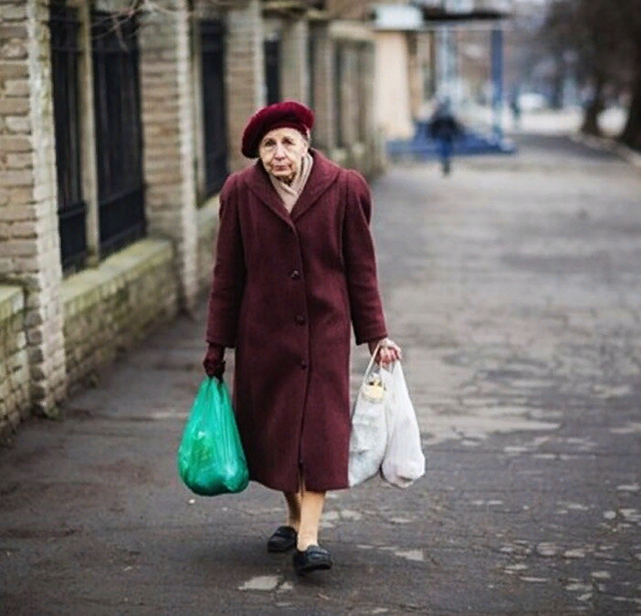Тетя пошла. Сумка для бабушки. Бабушка идет по улице. Бабуля с сумками. Бабушка с тяжелыми сумками.