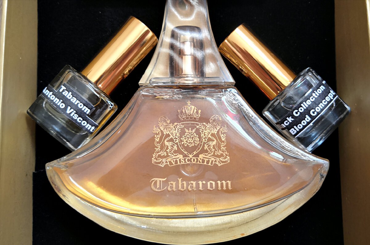 Фото: Личная коллекция Aromoteca.ru / Парфюмерный Диалог                                            Великолепная композиция аромата "Tabarom" Antonio Visconti                                      Верхние ноты: Гвоздика, Корица и Мандарин;                                                                  Ноты сердца: Жасмин, Пачули, Кедр из Вирджинии, Табак и Гелиотроп;
Ноты базы: Мускус, Сандал, Кипарис, сосна и Табак.