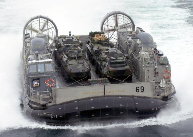 LCAC с бронетехникой на борту