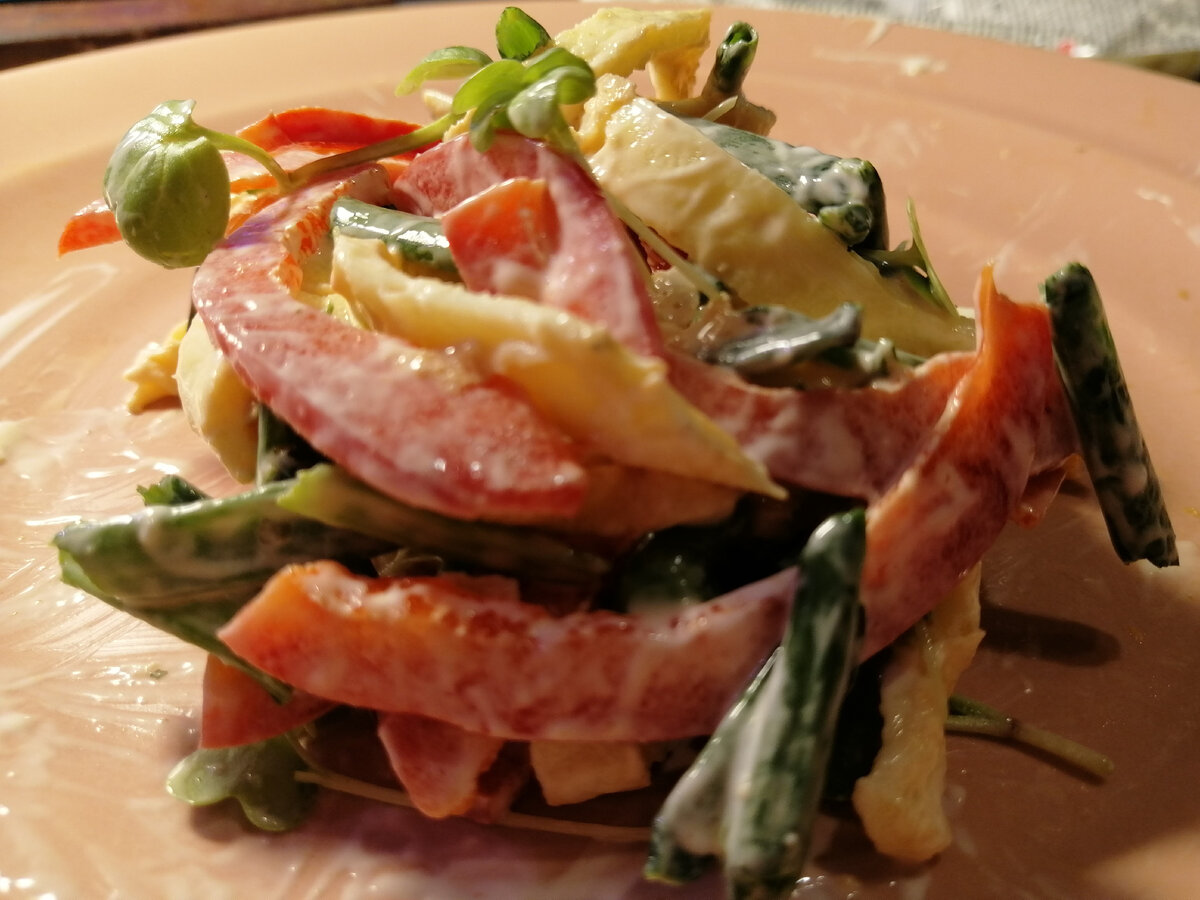 Заправляю салат на тарелке, а потом перекладываю в салатник.