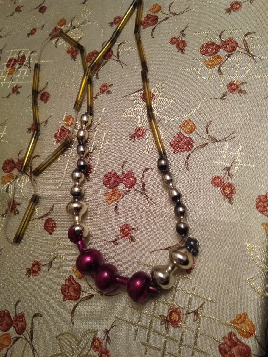 Фото автора. А как вам такие бусы? Им тоже не меньше века.