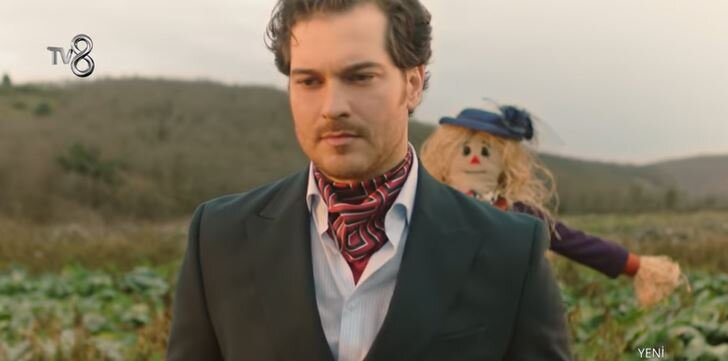 кадр из сериала "Нарядное пугало"