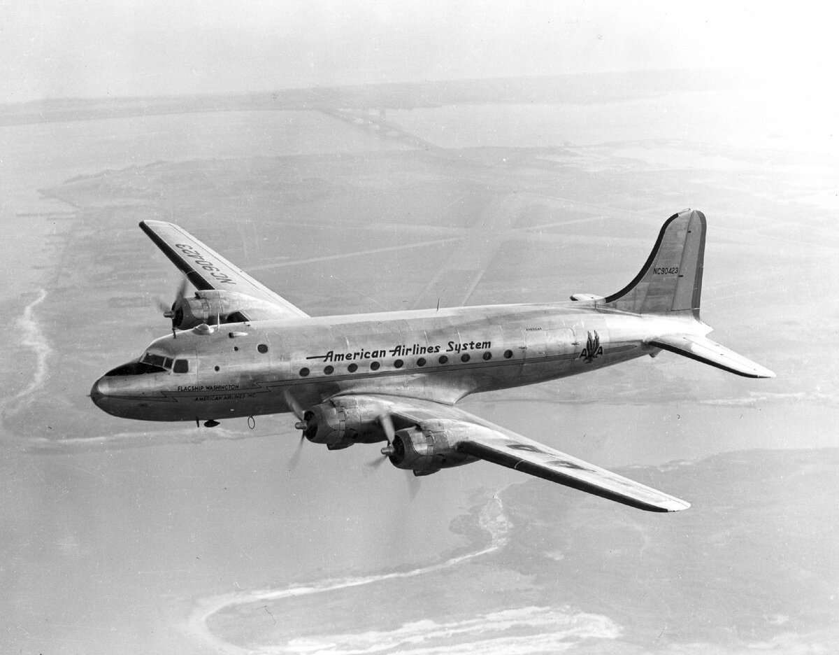 Самолет McDonald Douglas DC4. Выпускался с 1938 по 1947 годы