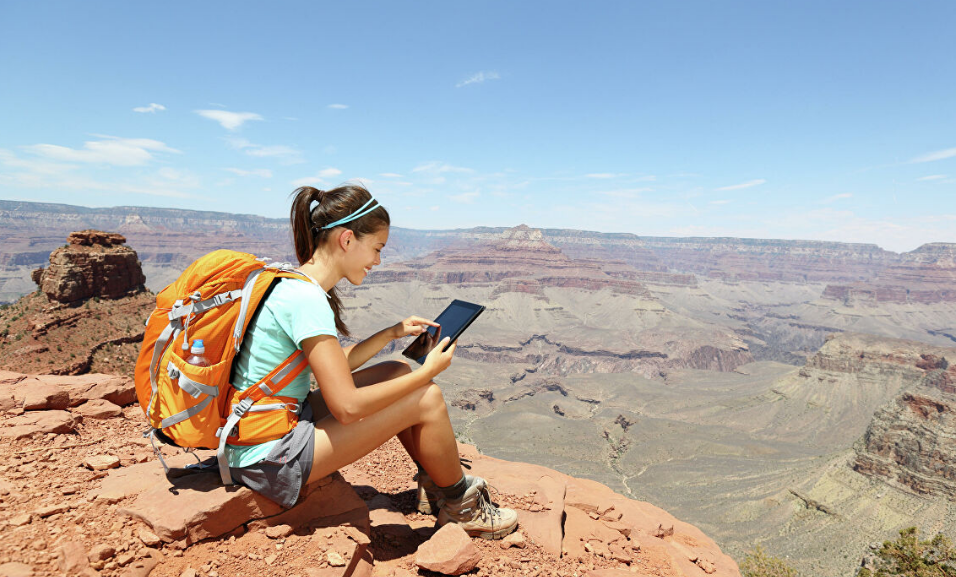 путешественник картинка. ноутбук на природе. человек за ноутбуком на природе. отправляемся в путешествие. работа мечты.