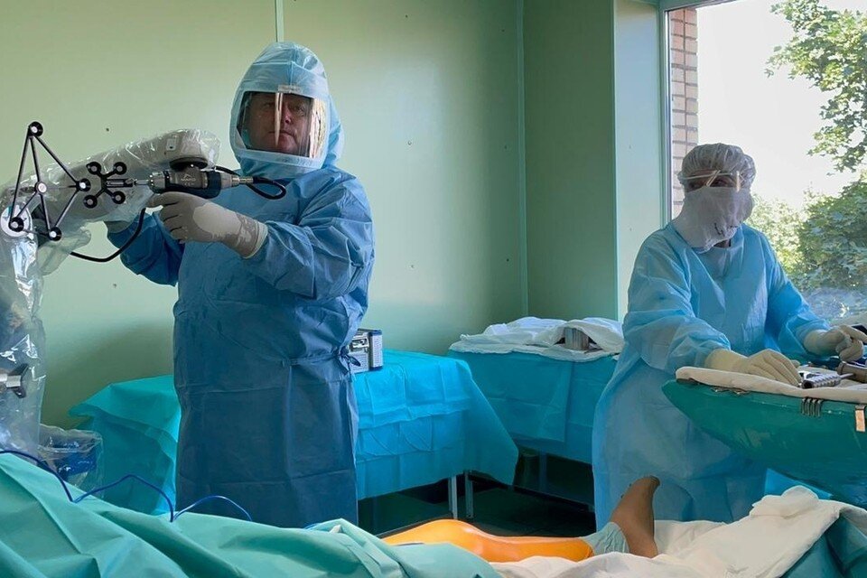     В рязанской ОКБ оперировать пациентов теперь помогает робот.