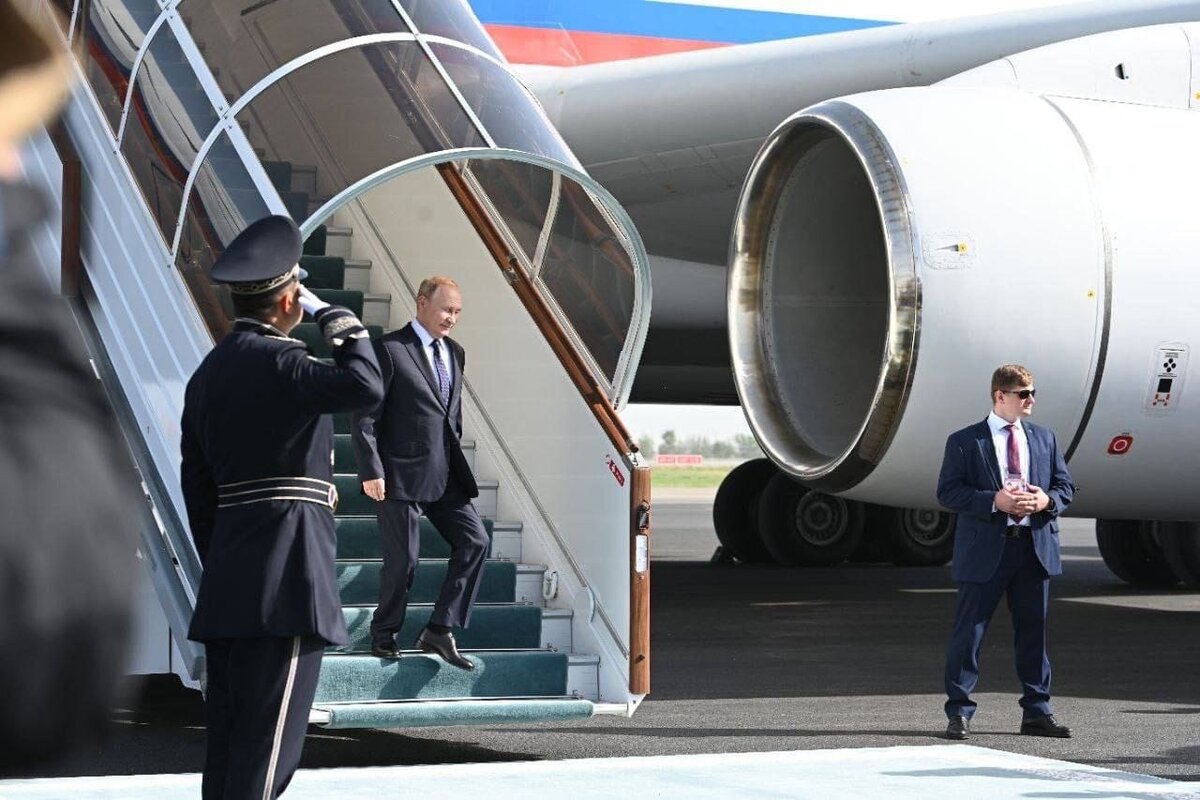В. Путин прибыл в Узбекистан на саммит ШОС 