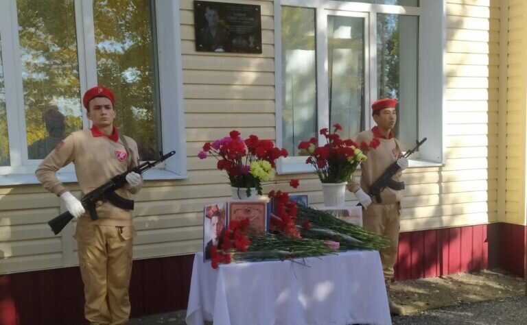    В Соль-Илецке открыли мемориальную доску памяти погибшего на Украине Сергея Крымова Кристина Просвиркина