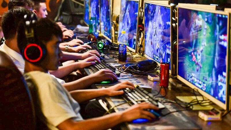 Люди играют в онлайн игры в интернет-кафе в Фуяне, провинция Аньхой, Китай, 20 августа 2018 года. (Reuters/Stringer)