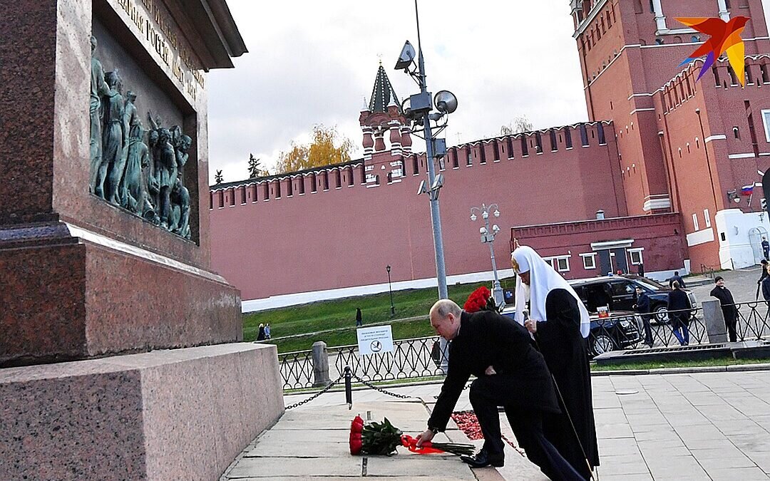 Красная площадь 4 ноября. Президент возлагает цветы к памятнику Минина и Пожарского. Возложение цветов к памятнику Минину и Пожарскому на красной площади.. Возложение цветов к памятнику Минину и Пожарскому. Возложение цветов к памятнику Минина и Пожарского.