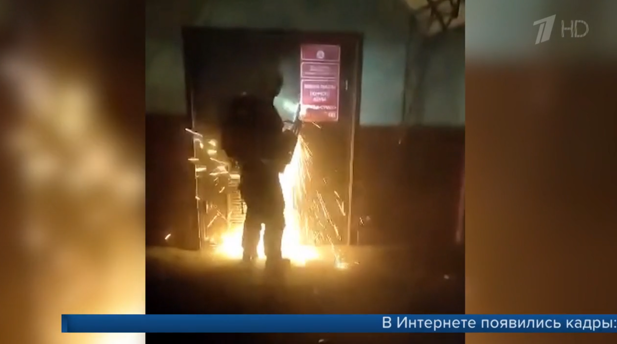 Сотрудник МЧС вскрывает один из заблокированных выходов