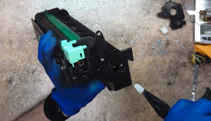 Фото 37. Выдергиваем приводную шестерню