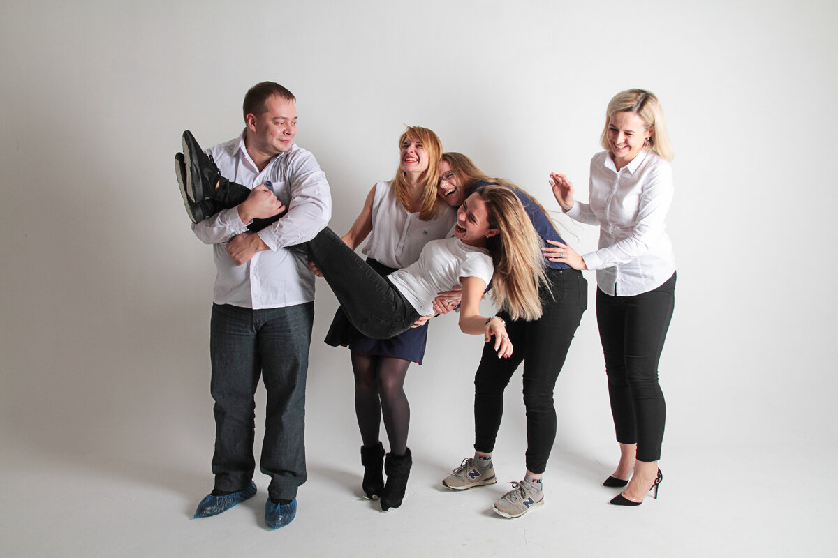 Когда с коллегами на одной волне, даже серьезная рабочая фотосессия проходит на позитиве