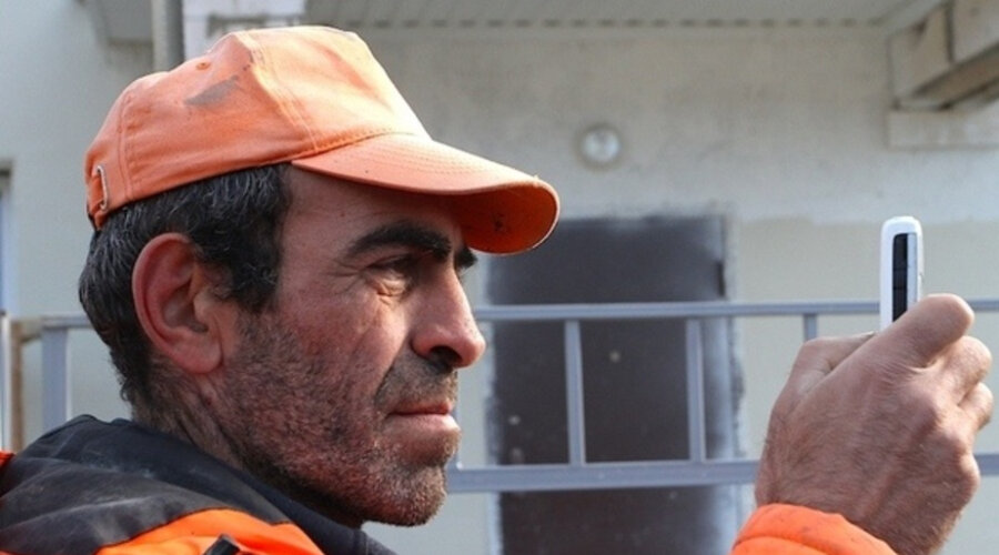 О чем круглосуточно болтают по телефону таджики и узбеки | Работница ...