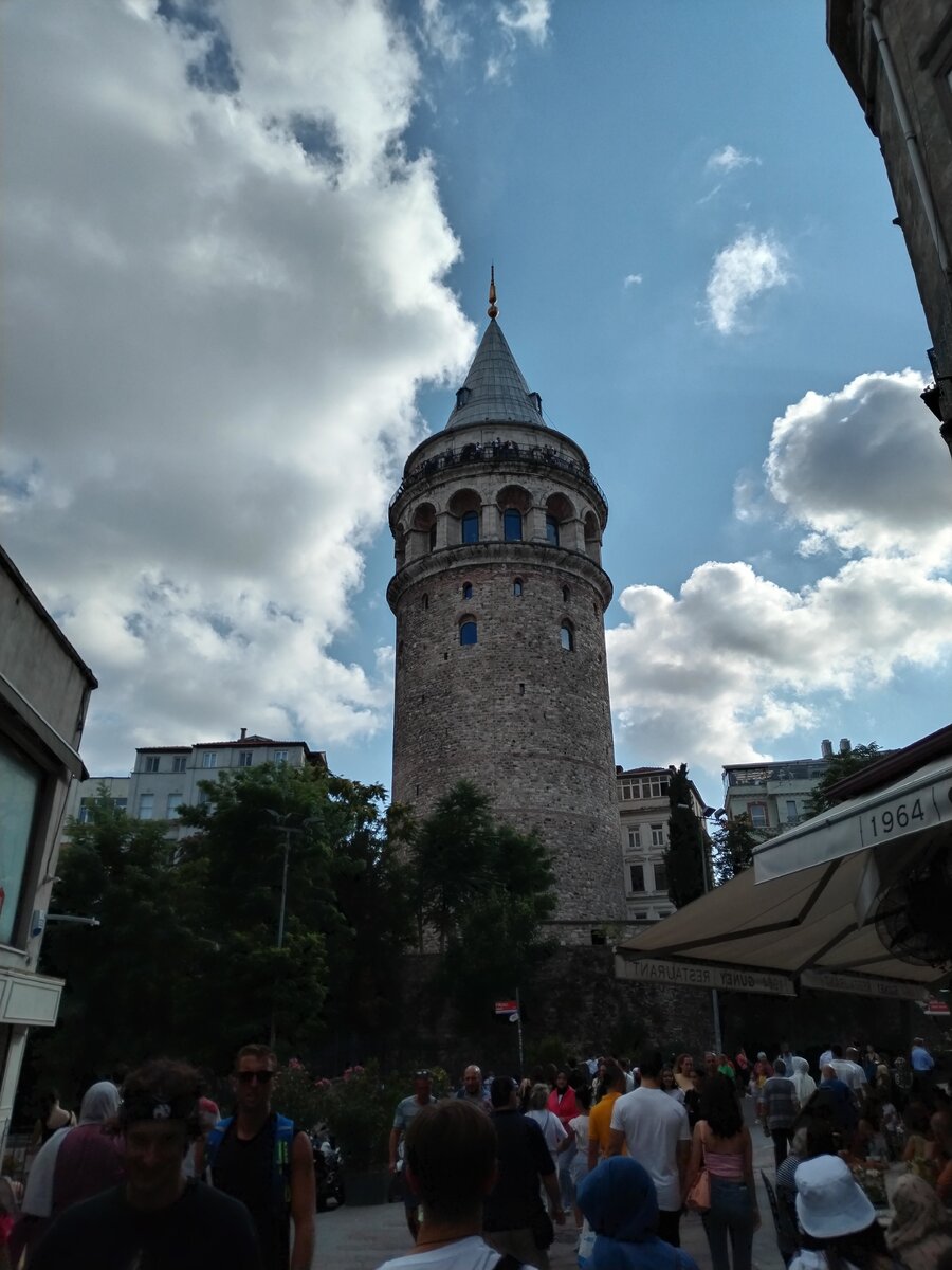 Кажется, что людей много, но не все они идет в башню