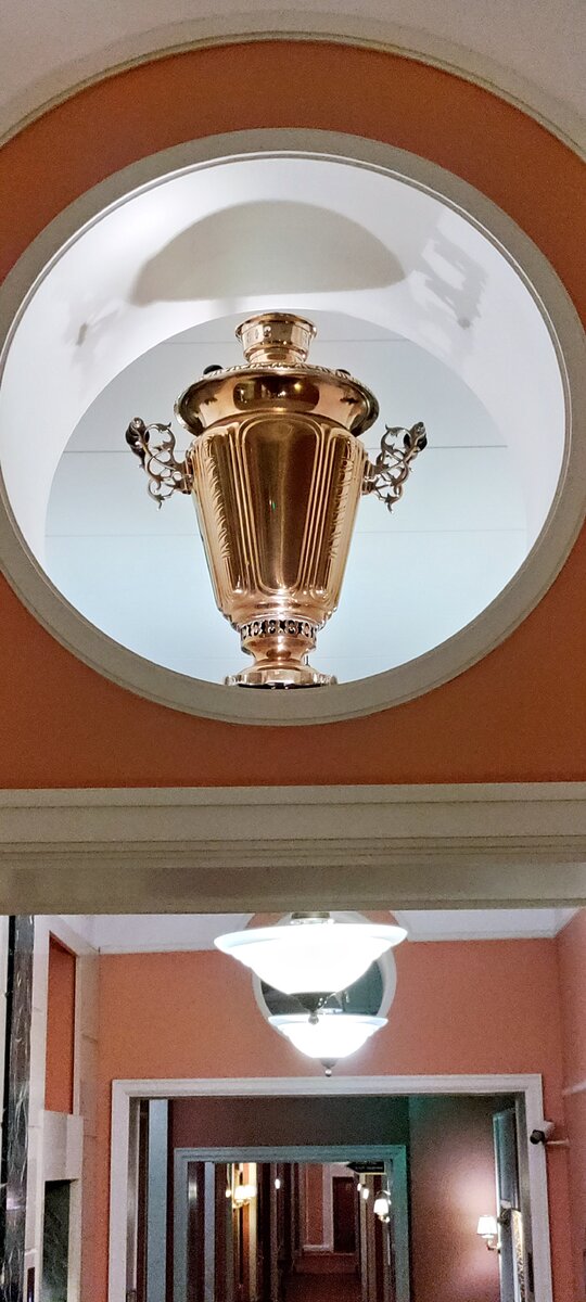 Русский самовар над коридором