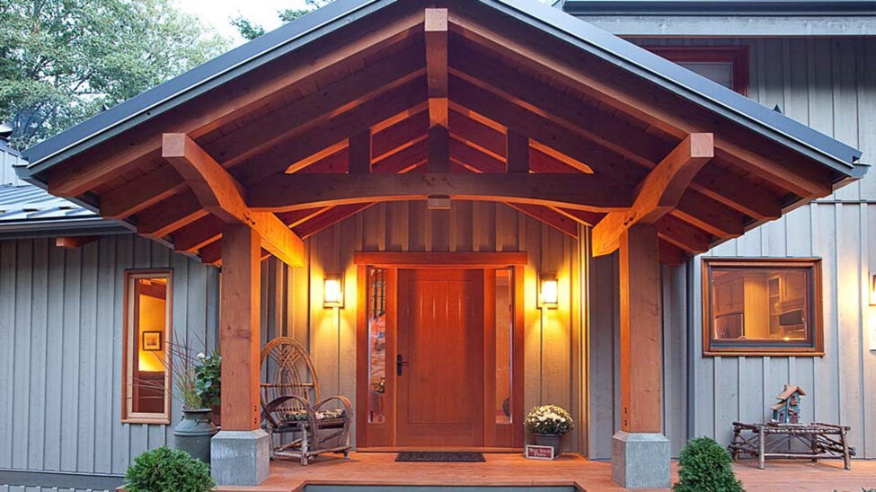Деревянный навес над крыльцом. Навес над крыльцом. Крыльцо тимбер фрейм. Крыша над крыльцом дома. Крыльцо тимбер фрейм.