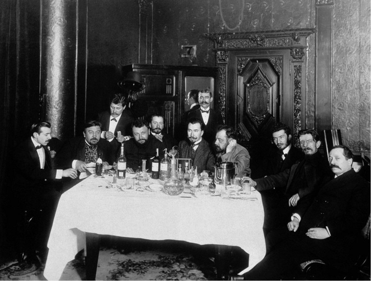 Писатель Александр Куприн с друзьями в ресторане. Фото с сайта www.chukfamily.ru