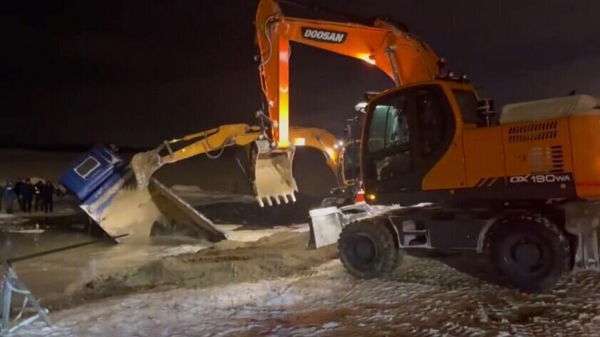     В Тобольске на переправе самосвал провалился под лёд, сообщает источник «Нашего города». На помощь водителю подоспели две экскаватора, они попытались вытащить машину из воды.