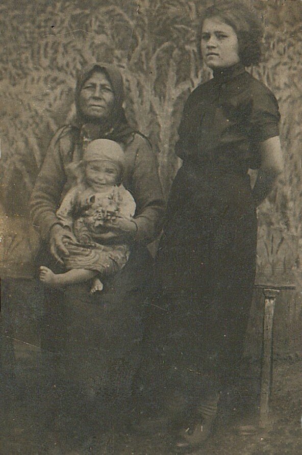 Мария Николаевна с матерью.