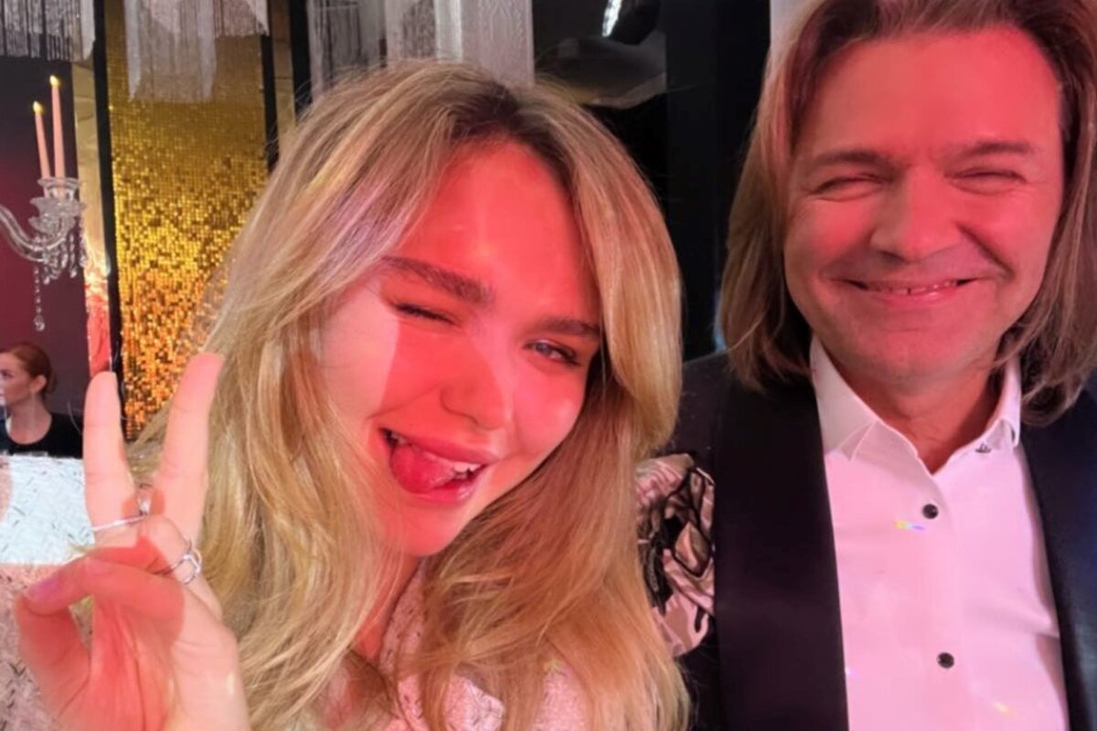     Стефания Маликова в платье с разрезом пришла на звездную вечеринку вместе с отцом