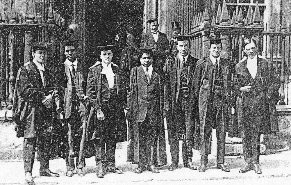 Сриниваса Рамануджан (в центре) с коллегами, включая Годфри Гарольда Харди (крайний справа), в Тринити-колледже Кембриджского университета. 