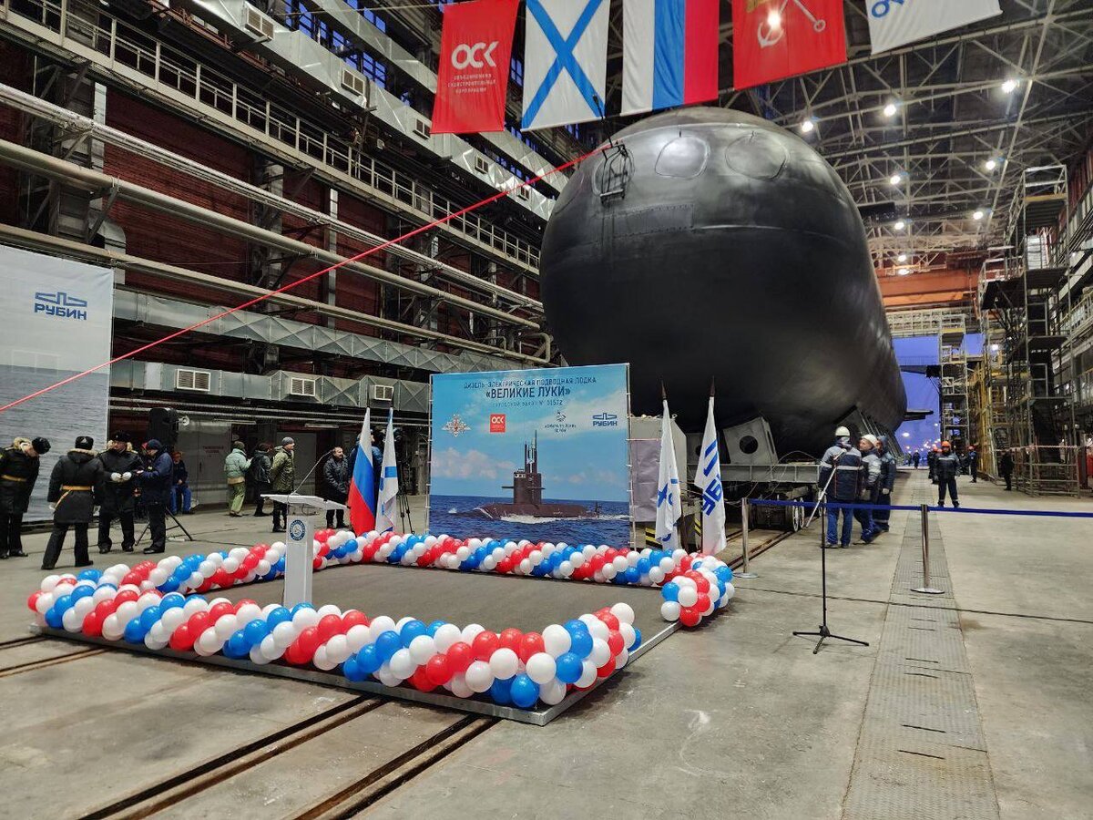 Очередная подводная лодка была спущена на воду со стапелей "Адмиралтейских верфей" сегодня. Это дизель-лектрическая лодка четвёртого поколения, способна нести на борту новейшее вооружение.