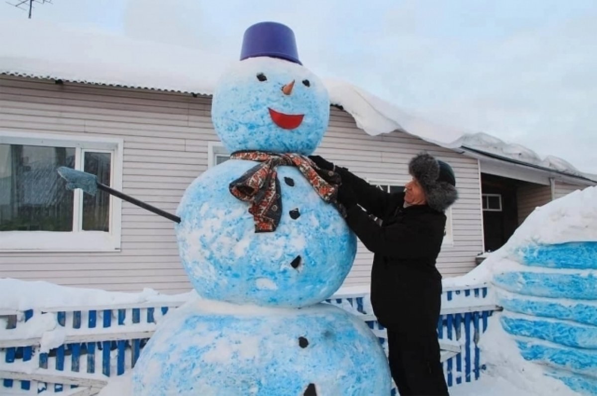    На снеговика высотой 3,5 метра даже ведра не нашлось.