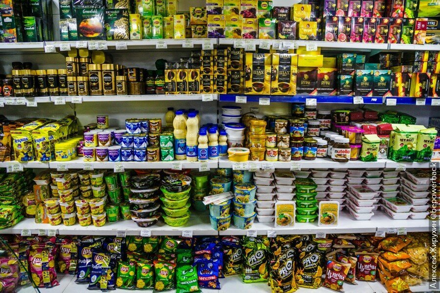 Все что то продают. Под реализацию. бу товары. что продают в магазине. что продается в магазине республика.