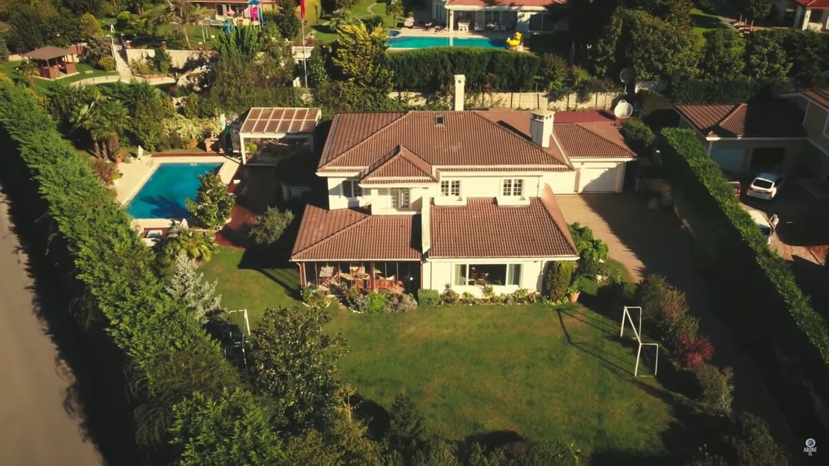 Кадр из сериала «Маленькие преступления», Турция, 2017 год