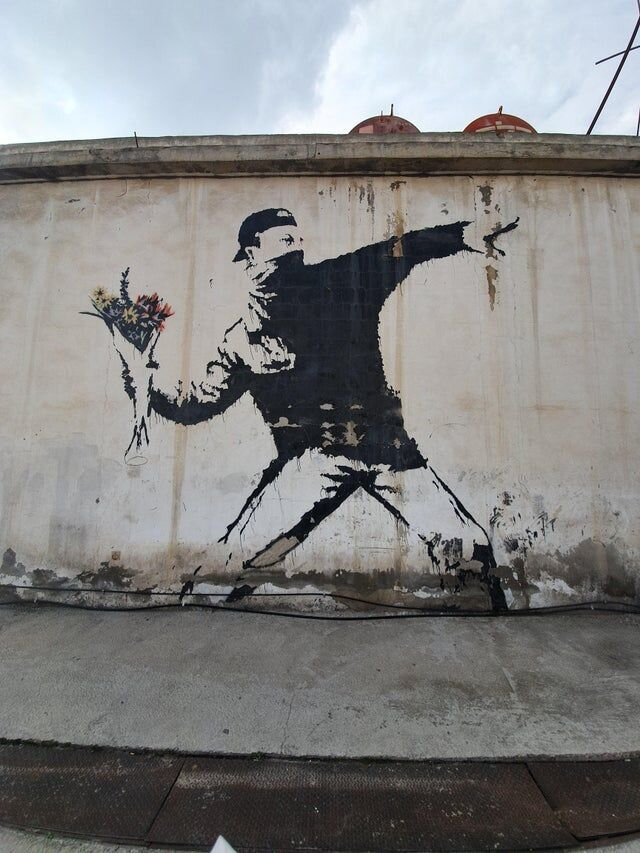 На стене в Палестине, Бэнкси нарисовал вот это.  фото: картинки  яндекса.