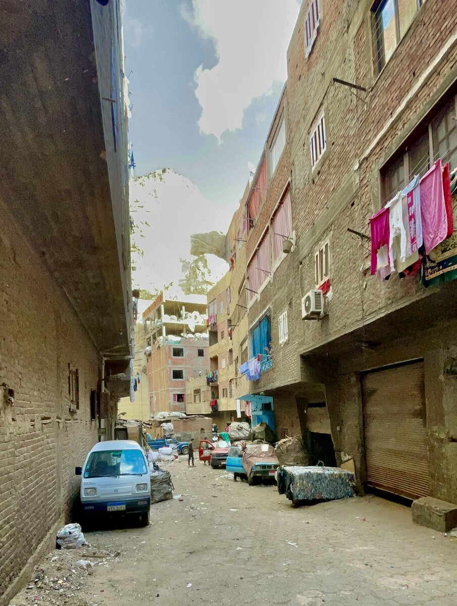 На фото не самый чистый район Египта - район мусорщиков в Каире, они занимаются сортировкой мусора и не плохо, как говорят зарабатывают на этом, в этом районе всех меньше попрошаек, хотя выглядит район очень не очень.