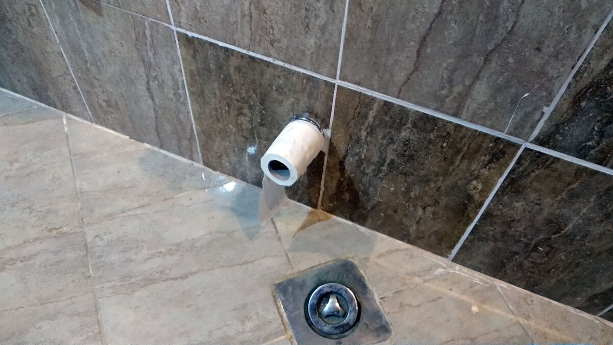 Рулон туалетной бумаги на импровизированном держателе