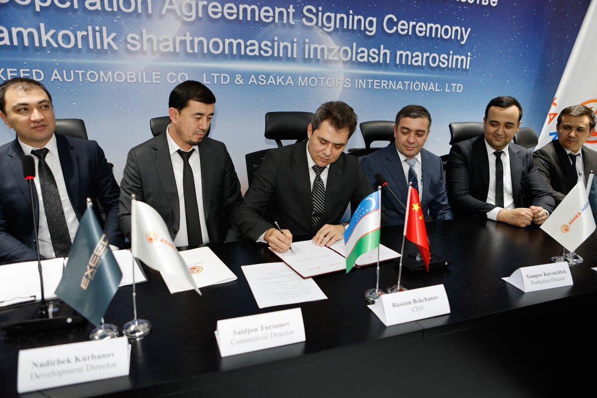Представители Asaka Motors International на церемонии подписания соглашения с EXEED