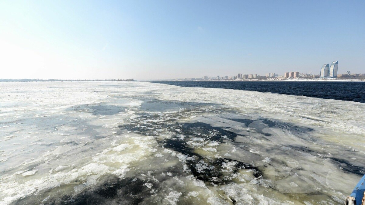     Волгоградцы жалуются на нехватку транспорта в мороз, школьники мёрзнут на уроках, а мужчина с собакой дрейфовал на льдине по Волге.