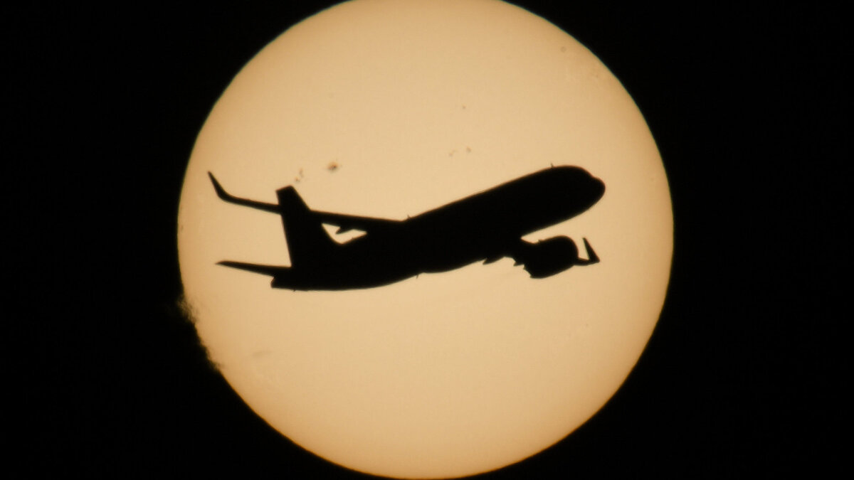    Самолет в небе над Новосибирском© РИА Новости . Александр Кряжев