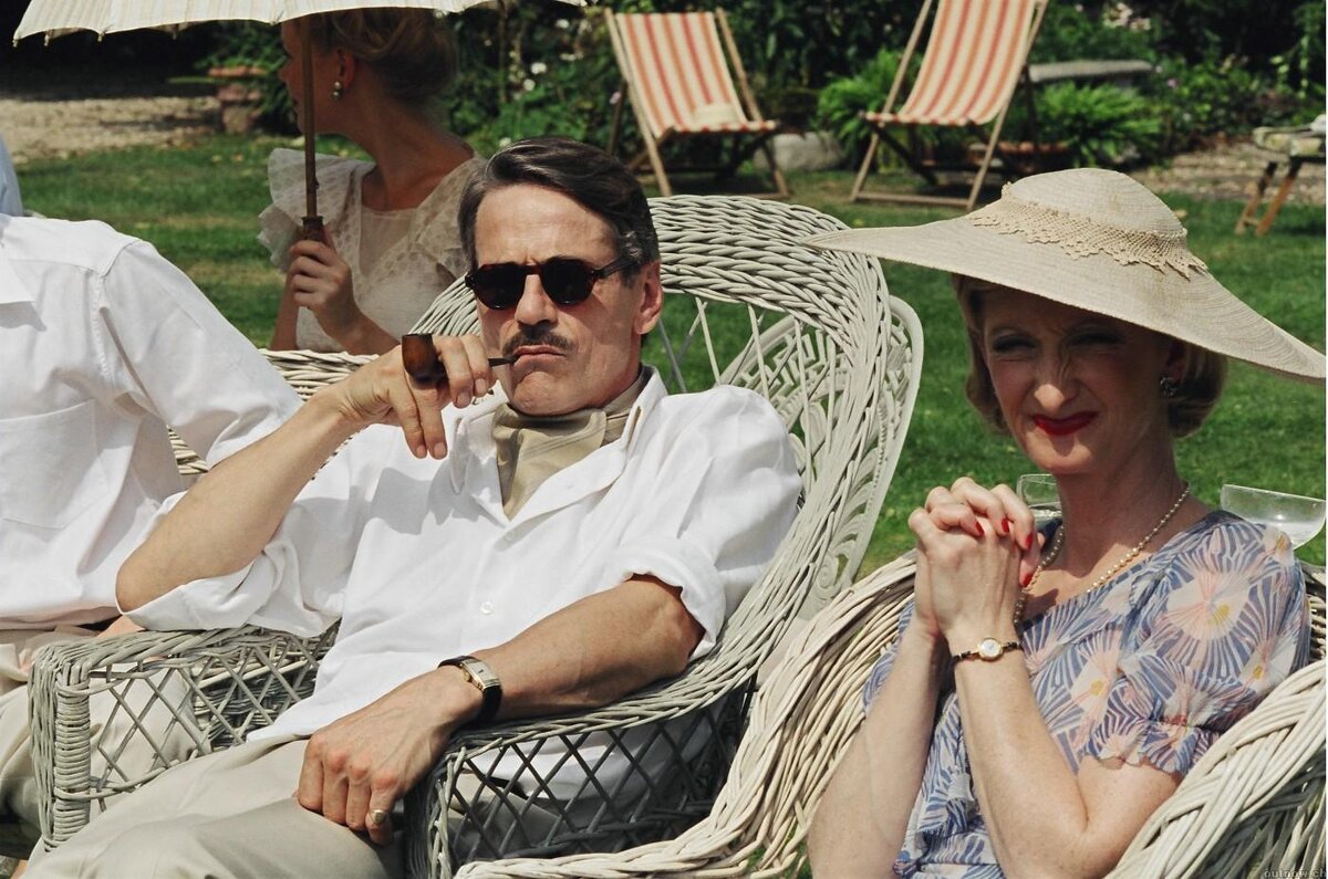 Джереми Айронс в роли Майкла, мужа Джулии